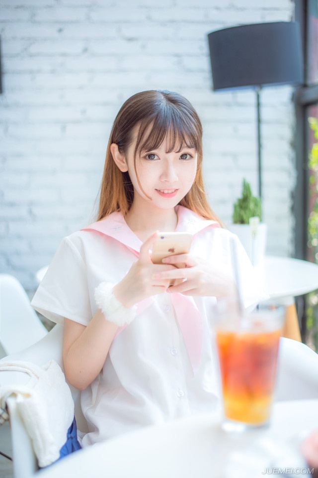 大乔面色立时变得惨白，连忙看向小乔怒斥道：“妹妹在胡说什么？军国大事，妇道人家不得掺和。”